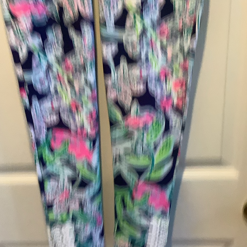 Lilly Pulitzer Navy and Pink Floral Leggings Fairway Performance, sway this way, - Picture 6 of 10